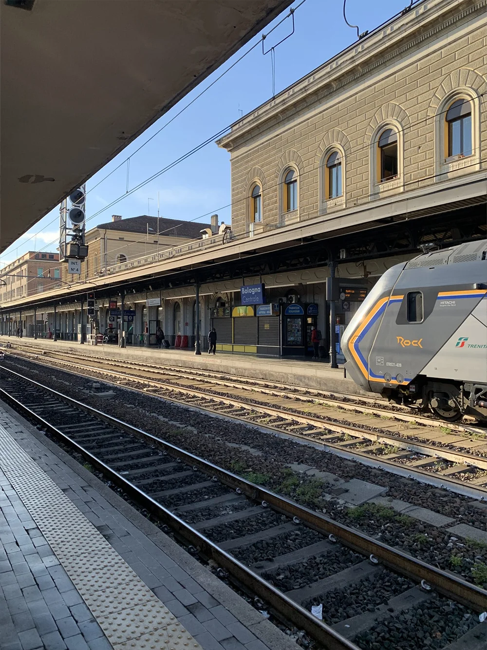 Trenitalia regionale trein in Bologna Regionale trein van Trenitalia rijdt station van Bologna in Emilia Romagna binnen in Italië