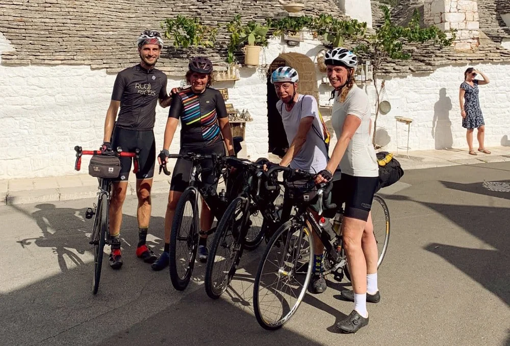 Italie_Zuid_Fietsers poserend voor trulli in Alberobello