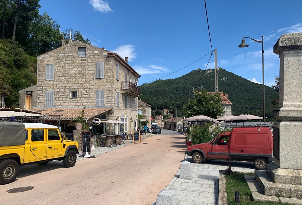 Frankrijk_Corsica_klein_dorp_binnenland Klein verlaten dorp met enkele auto's in het binnenland van Corsica