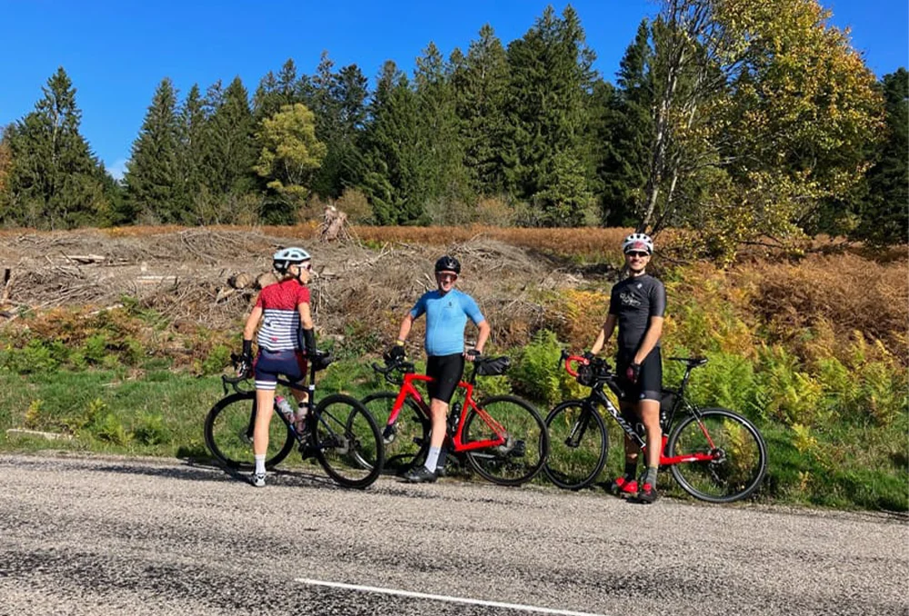 Fietsen in de Vogezen, Frankrijk door heuvelachtig berglandschap