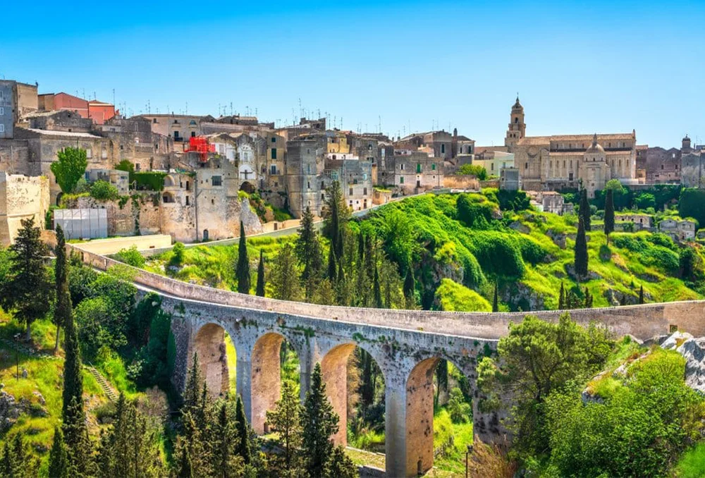 Italie_Zuid_gravina_in_de_zon Middeleeuwse brug met bogen in Zuid Italië: Gravina in Puglia.