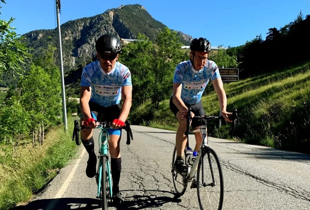 Fietsers aan de voet van de Izoard op een zonnige dag in de Franse Alpen