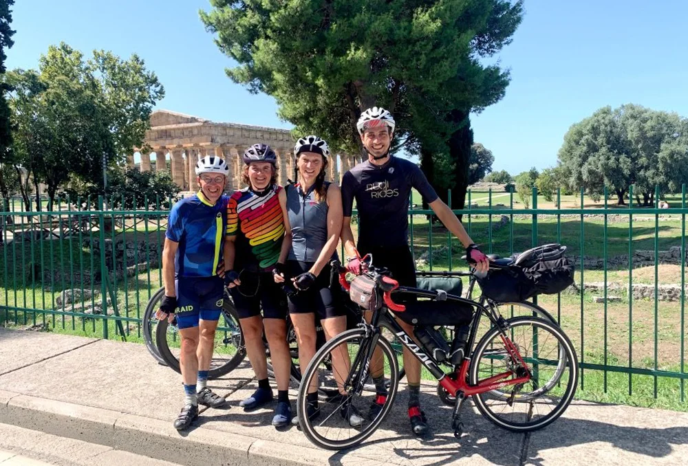 Italie_Zuid_Paestum_ver Griekse tempel met wielrenners ervoor poserend