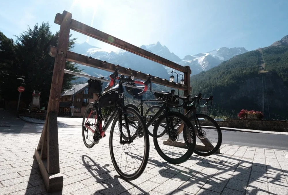 Fietsen tijdens een fietsvakantie in de Franse Alpen