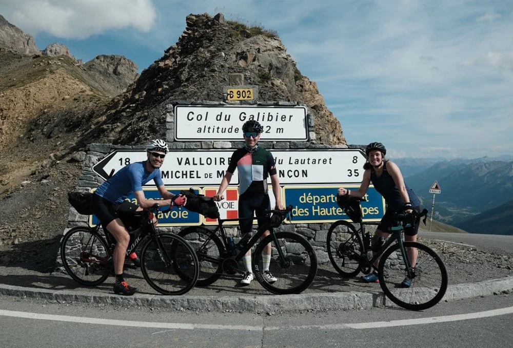 Franse Alpen Col du Galibier met colbord Fietsers van Rudi Rides bovenop de Col du Galibier in de Franse Alpen