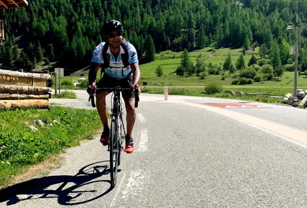 Fietser die tijdens beklimming van Col d'Izoard flink moet afzien