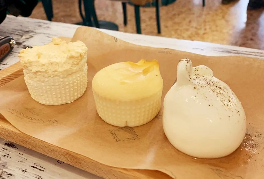 Antipasti van gerookte kazen in Zuid-Italië Een mix van drie verschillende kazen, onder andere gerookte kaas, als voorgerecht tijdens de lunch in Puglia, Zuid-Italië