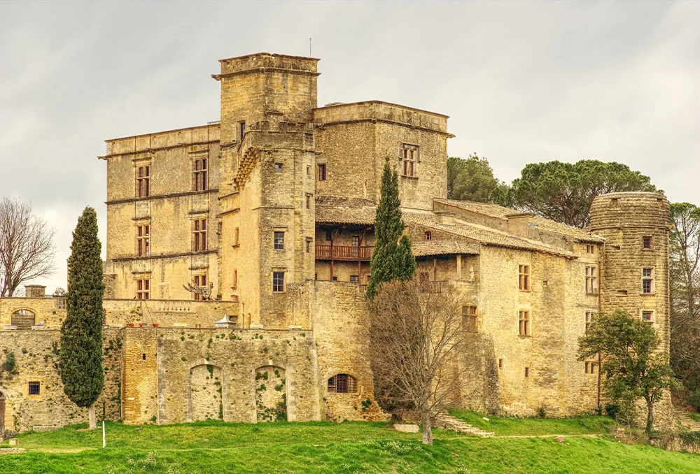 Frankrijk_Provence_Kasteel van Lourmarin in De Provence Frankrijk Wielren highlight: Kasteel van Lourmarin in De Provence Frankrijk
