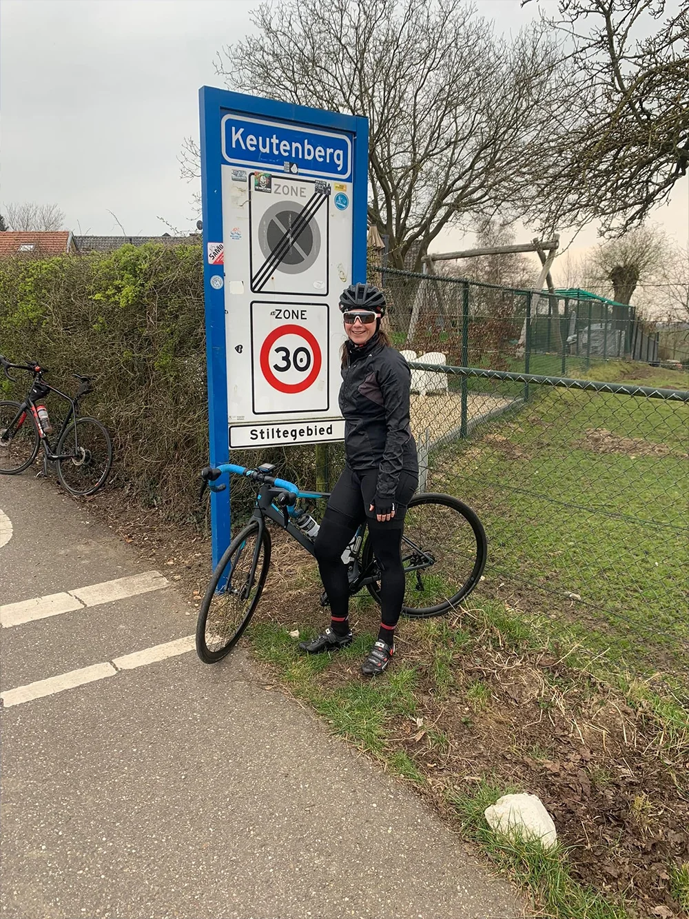 Nederland_Limburg_deelnemer_Keutenberg Fietser bij plaatsnaambord van Keutenberg