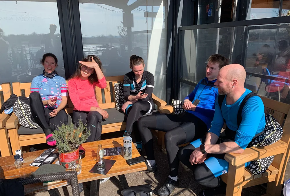 Nederland_Posbank_Fietsers op pauzeplek op terras Fietsers tijdens pauze zitten op terras