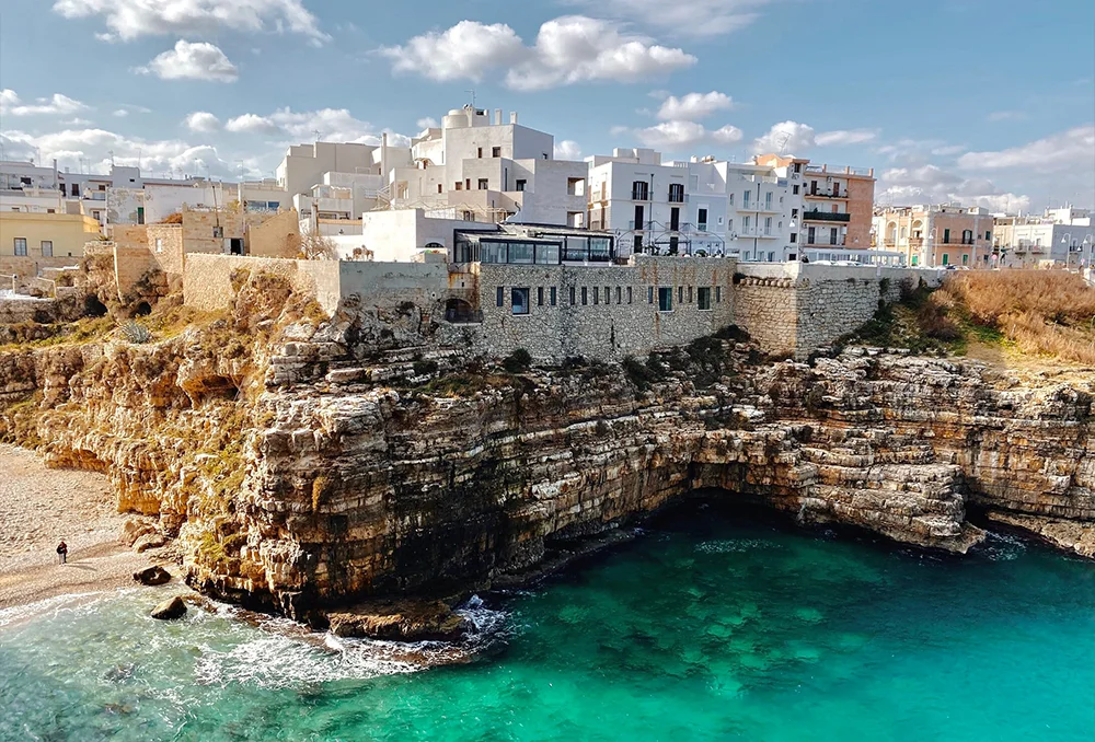 Italie, Puglia, Polignano a Mare Italië Polignano a mare in Puglia vanaf de zee