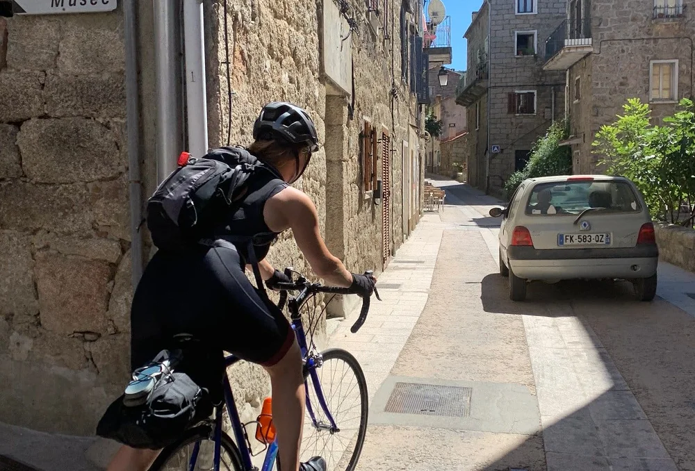 Na de pauze in Sartene Corsica De binnenstad van Sartene met wielrenner met bikepack