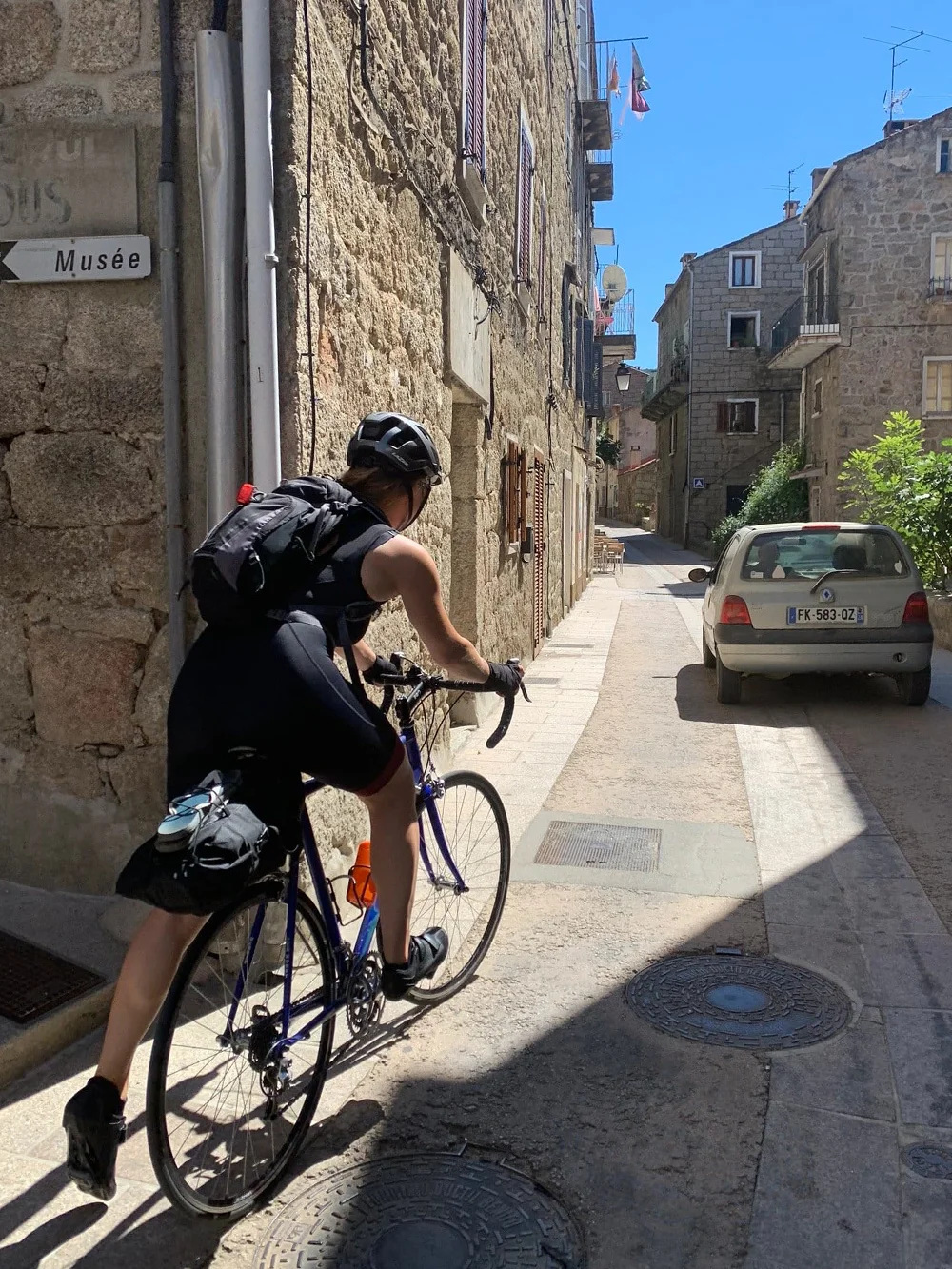 Frankrijk_Corsica_Sartene_vertrek De binnenstad van Sartene met wielrenner met bikepack