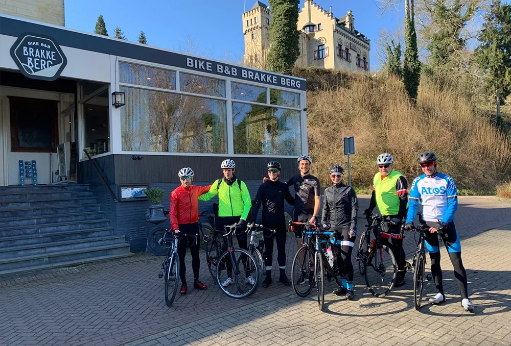 Nederland_Limburg_groep_wielrenners_rudi_rides Groep fietsers in lange fietskleding voor De Brakke Berg: een B&B in Zuid-Limburg Nederland