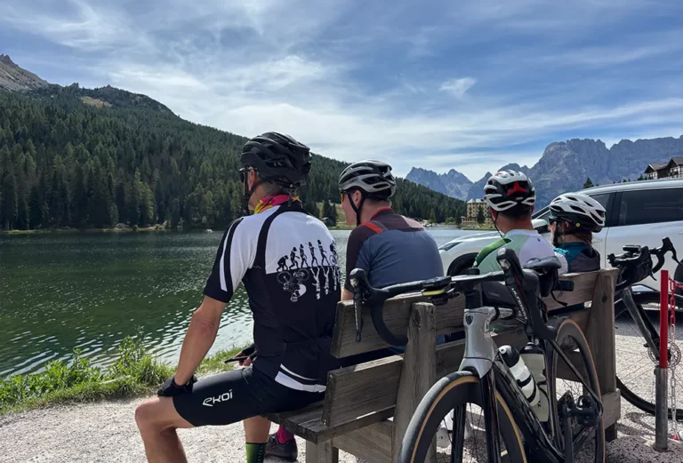 Tussenstop met racefietsen in de Dolomieten, Italië