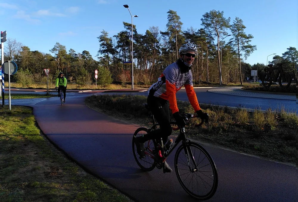 Buiten fietsen in de winter met warme kleding