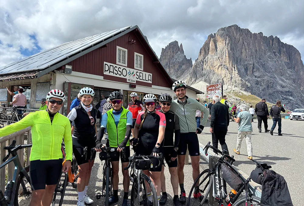 Passo Sella - Rudi Rides groep fietsers bovenop de top