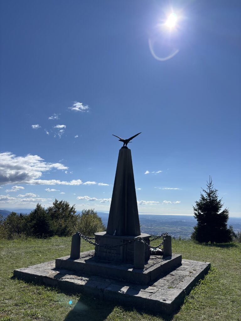 italie-uitzicht-monument-richting-gremona Monument met roofvogel bovenop pas tussen Italië en Slovenie
