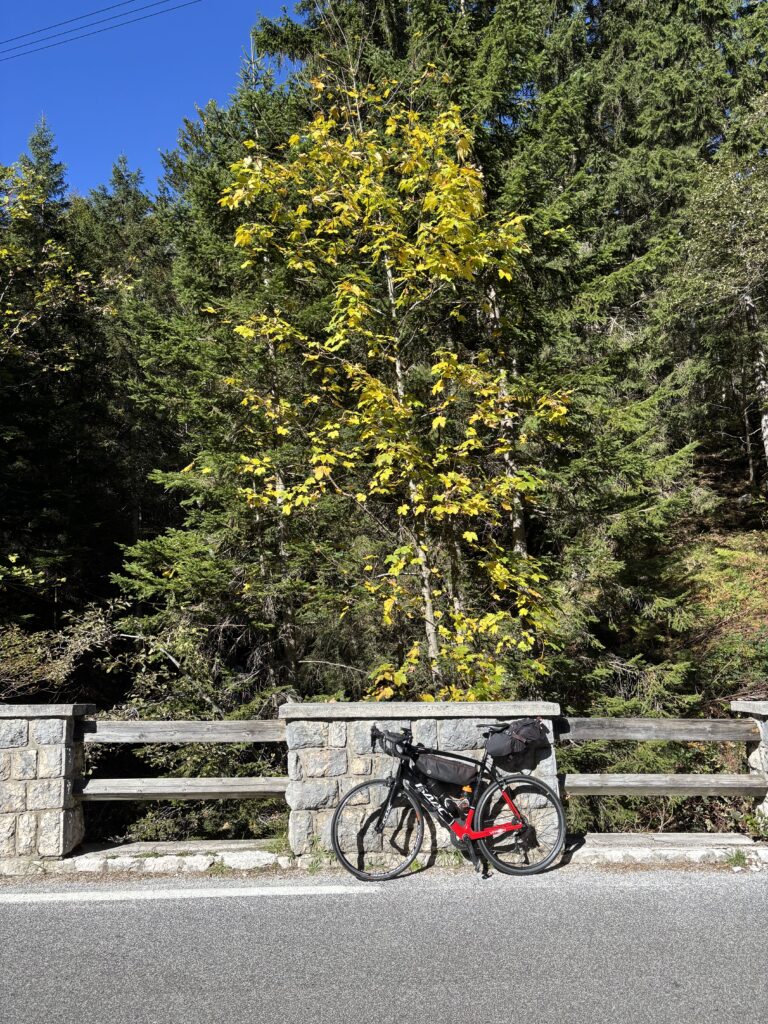 slovenie-beklimming-vrsic-triglav-park-racefiets Fiets met bikepack op de beklimming van de Vrsic pas in Triglav Slovenie