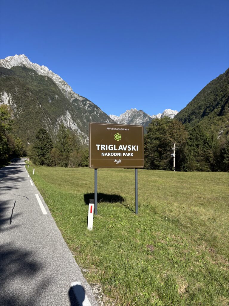 slovenie-bord-triglav-nationaal-park-najaar Ingang Triglav Nationaal park bord langs de weg