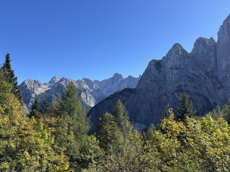 slovenie-kranjska-gora-beklimming-vrsic-uitzicht-bergtoppen-hoogste-bergen-triglav-park Triglav gebergte in de zon vanaf de Vrsic pas