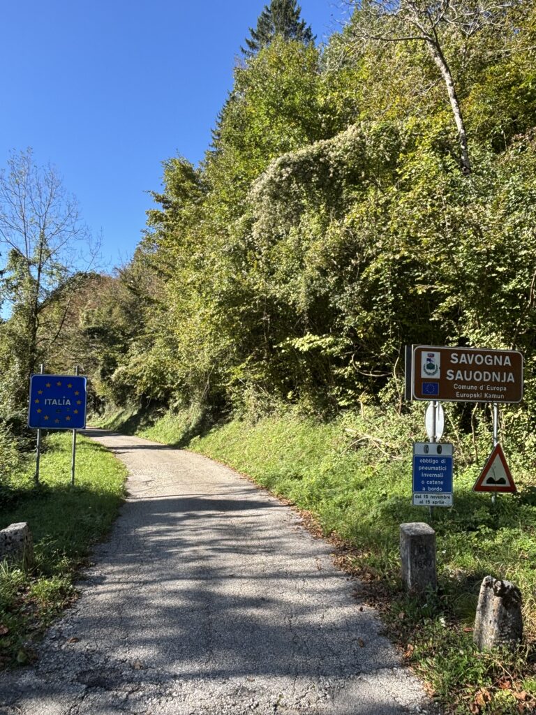 slovenie-verlaten-grensovergang-italie-savogna Verlaten grensovergang tussen Slovenië en Italië dichtbij Livek